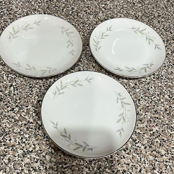 St Regis Japan White Silver Dinnerware 6 1/4 In Salad Dessert Leaf Pattern Set 3 - Picture 2 of 5